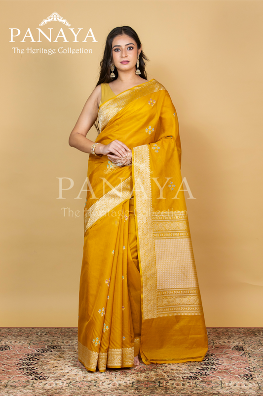 Handloom Kadwa Weave Kora Silk With Buti Meenakari With Banarsi Anchal And Border