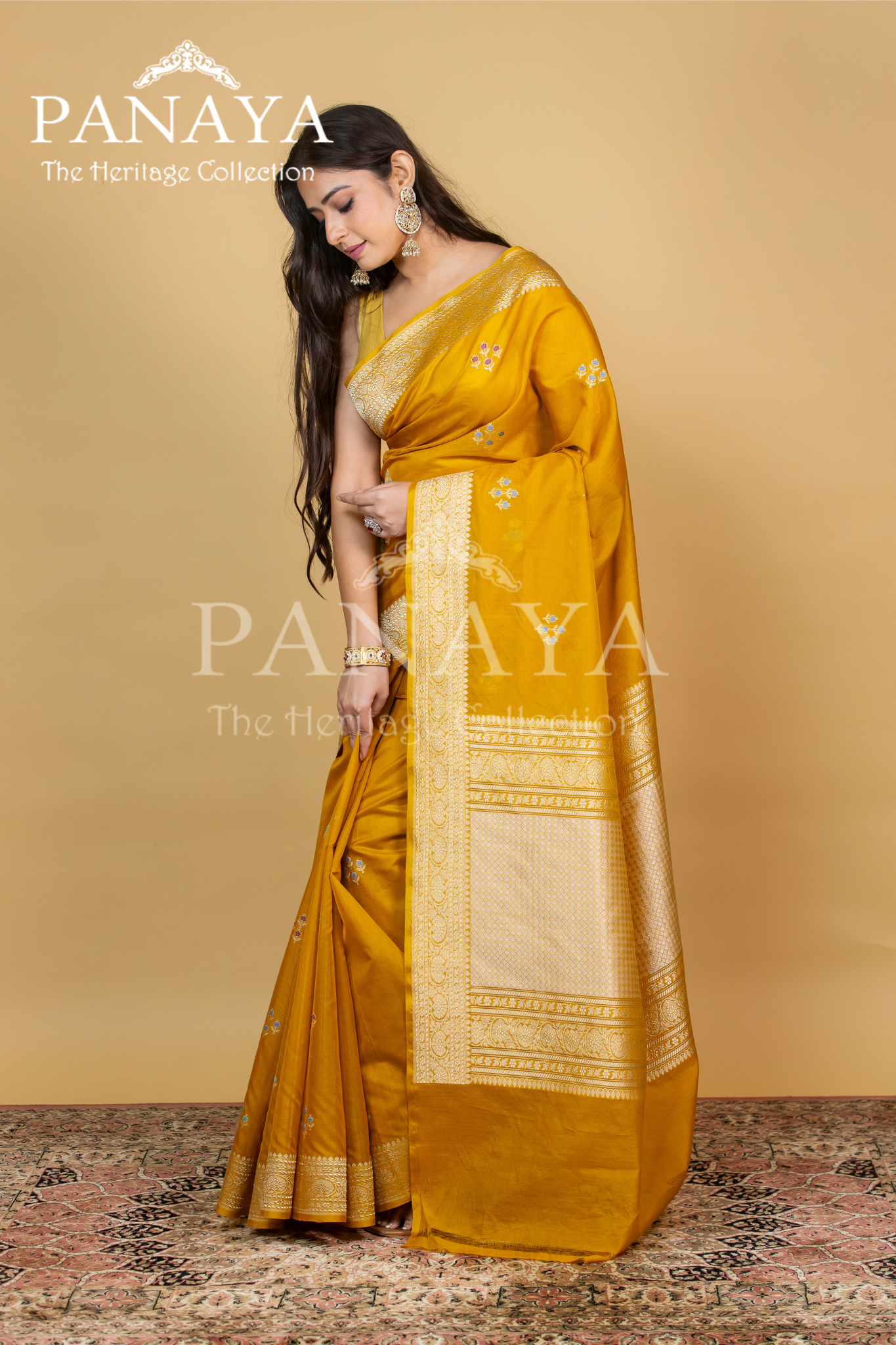 Handloom Kadwa Weave Kora Silk With Buti Meenakari With Banarsi Anchal And Border