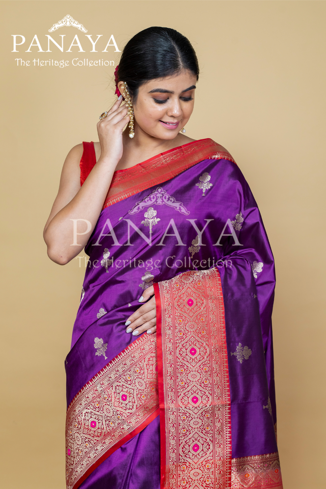 Contrast Red Color Banarsi Border And Chaudhani Anchal With Buti