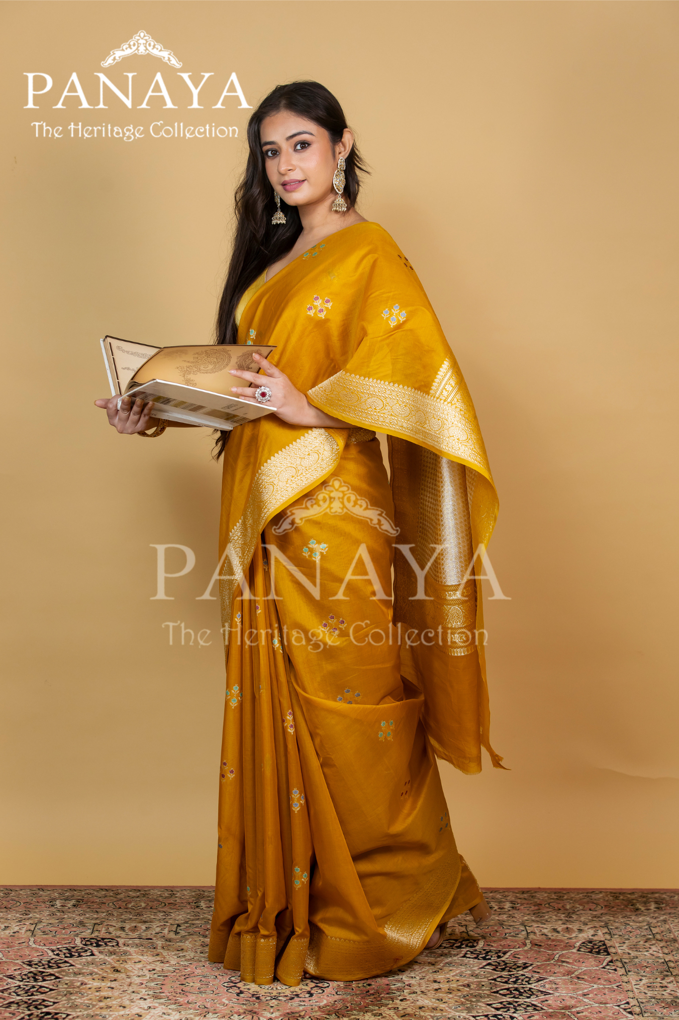 Handloom Kadwa Weave Kora Silk With Buti Meenakari With Banarsi Anchal And Border