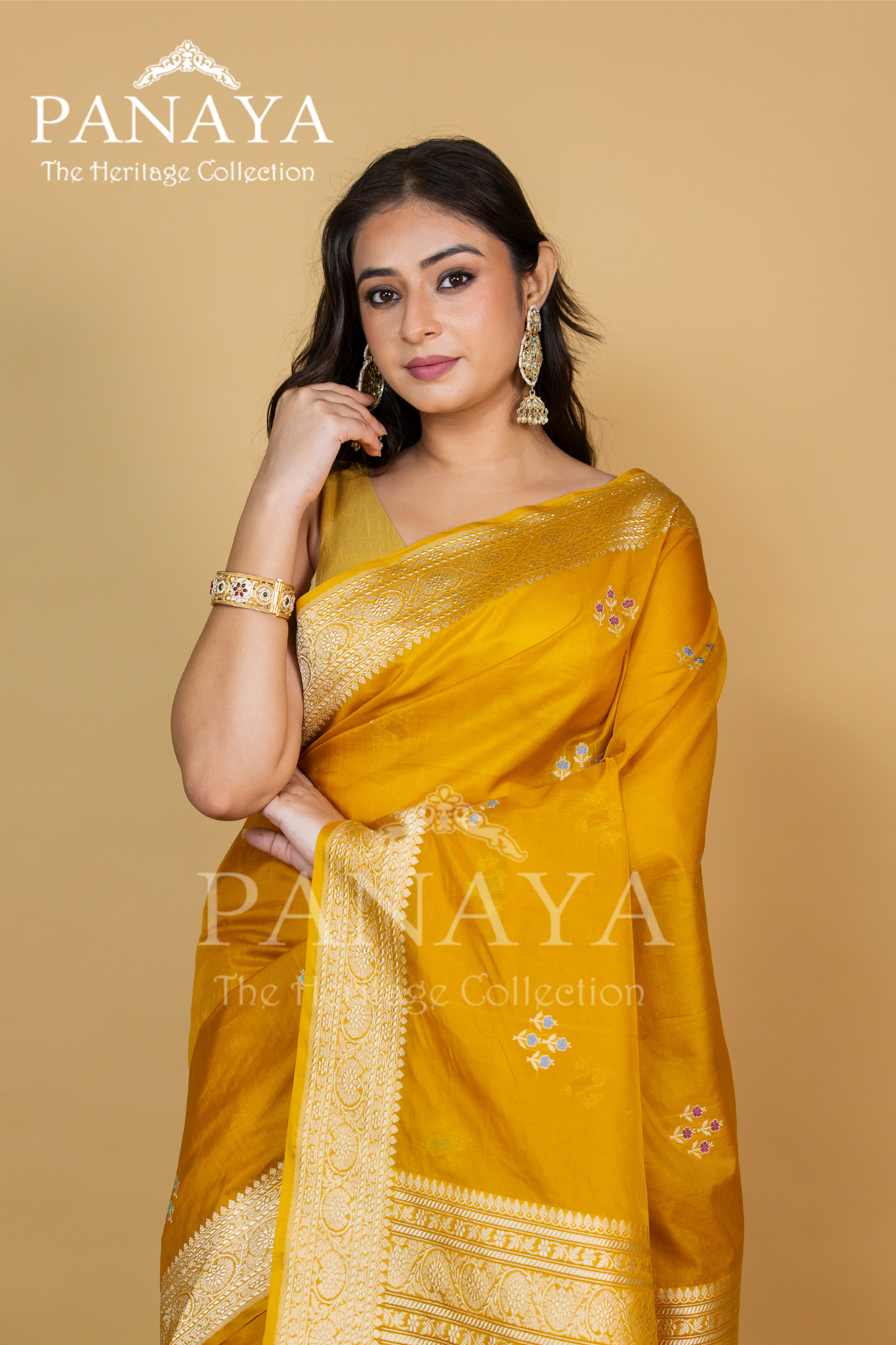 Handloom Kadwa Weave Kora Silk With Buti Meenakari With Banarsi Anchal And Border
