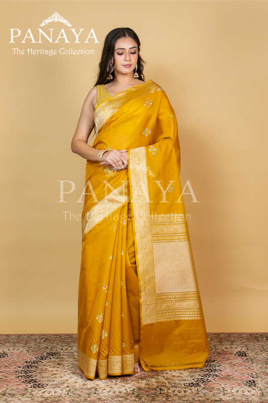 Handloom Kadwa Weave Kora Silk With Buti Meenakari With Banarsi Anchal And Border