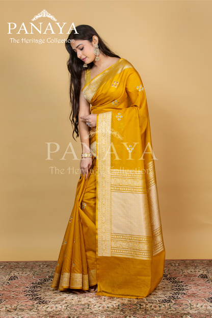 Handloom Kadwa Weave Kora Silk With Buti Meenakari With Banarsi Anchal And Border